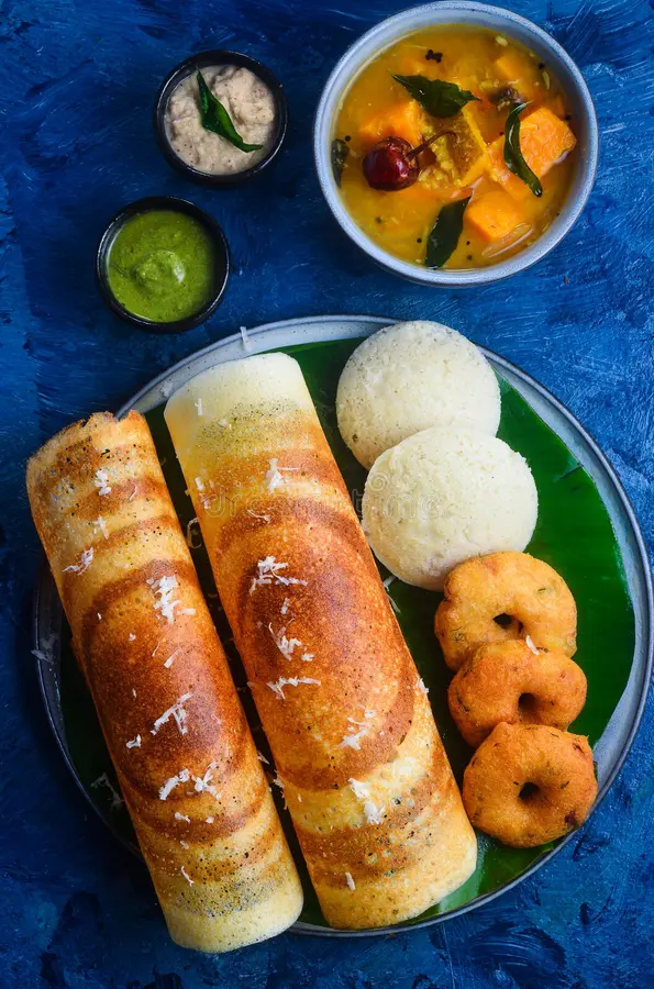 south-indian-breakfast-idli-dosa-vada-chutney-sambhar-coconut-sambar-banana-leaf-tea-time-snack-171494128.webp